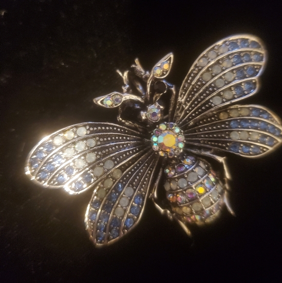 New Rhinestone Bee Brooch. - Picture 14 of 16
